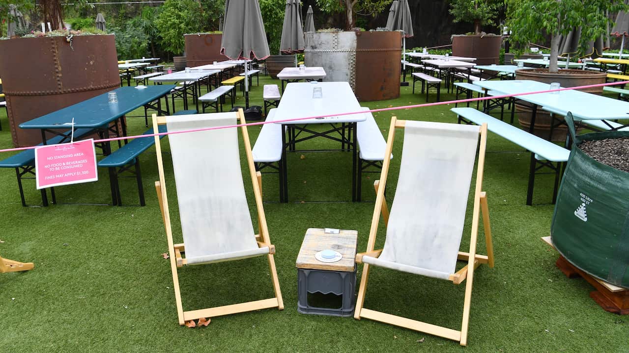 Tavoli vuoti in un locale chiuso al Howard Smith Wharves a Brisbane, sabato 9 gennaio 2021