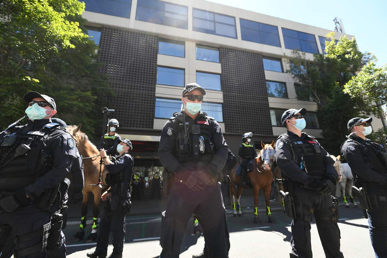 Police are seen outside the the Park Hotel in Melbourne, Saturday, January 09, 2021. (AAP Image/Erik Anderson) NO ARCHIVING
