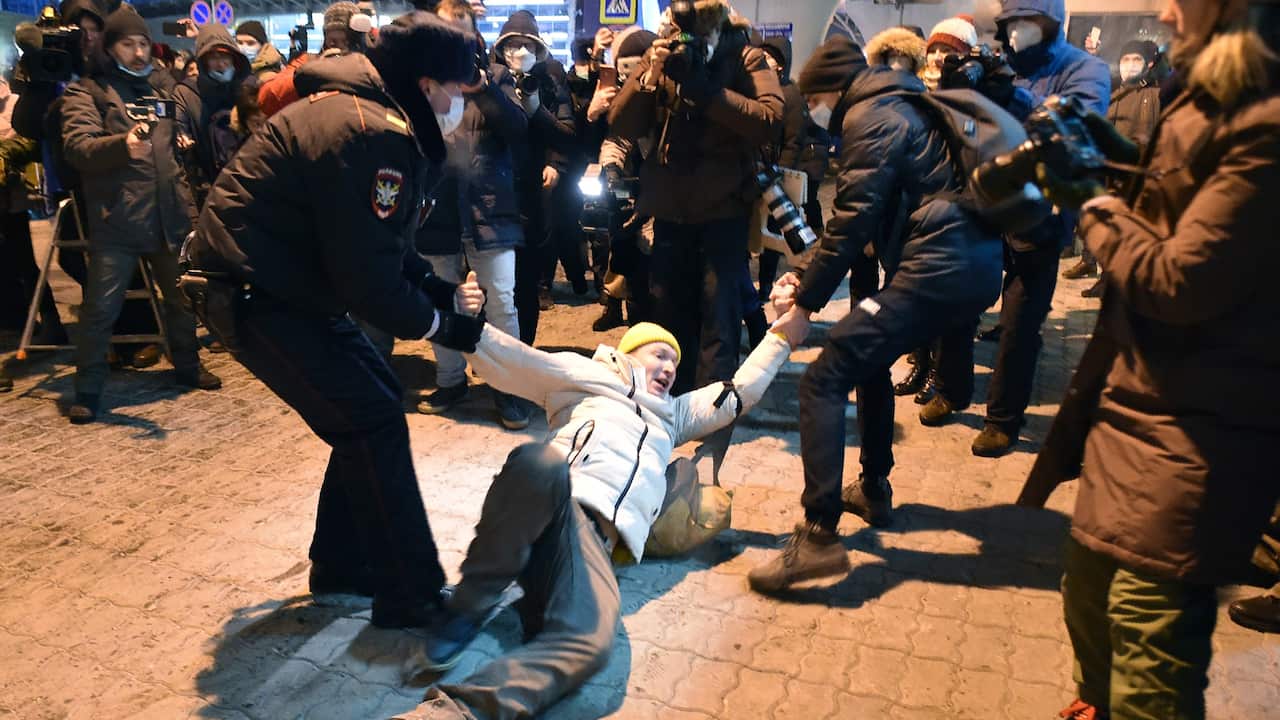 Il fermo di uno dei manifestanti presenti all'aeroporto di Mosca al momento dell'arrivo di Navalny