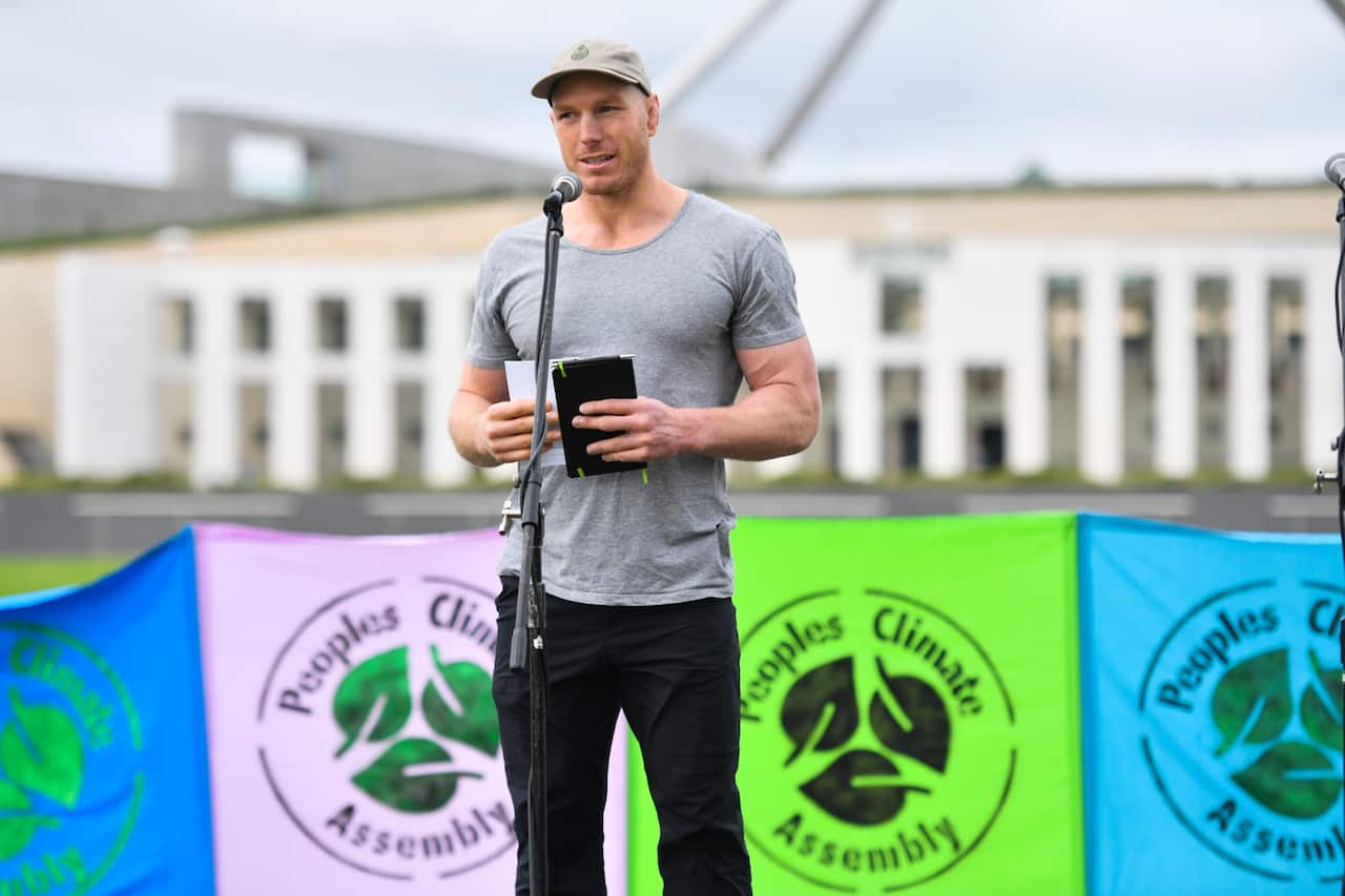Febbraio 2021, David Pocock partecipa ad una manifestazione contro i cambiamenti climatici davanti al Parlamento federale australiano