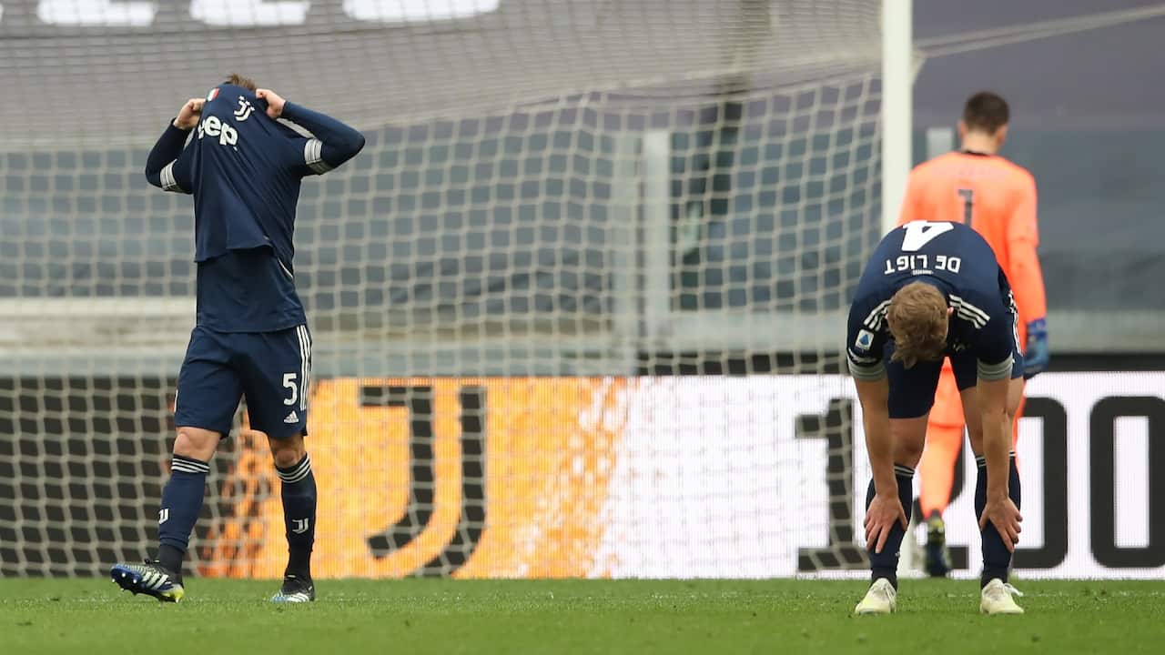 Lo sconforto dei giocatori della Juventus dopo la sconfitta interna contro il Benevento