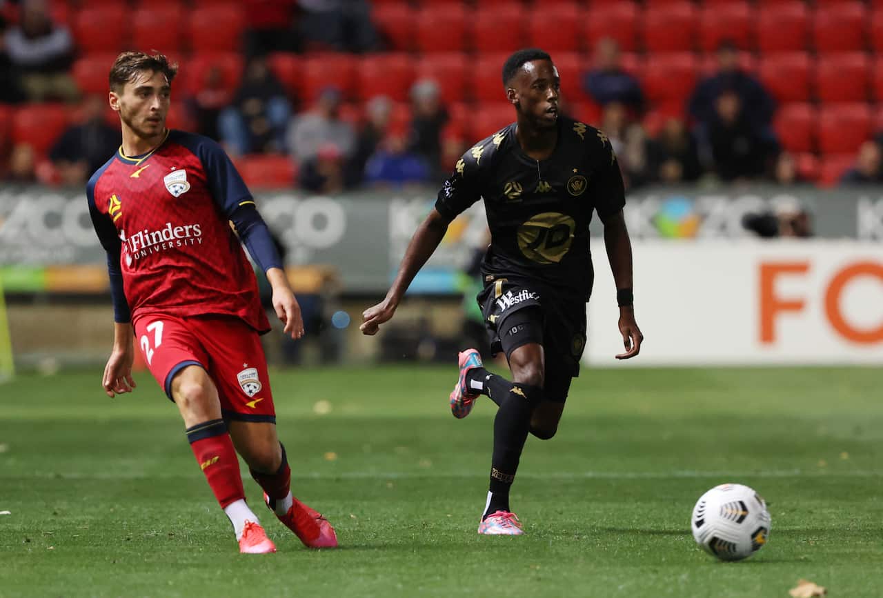 Joshua Cavallo con la maglia dell'Adelaide United in una partita dello scorso campionato
