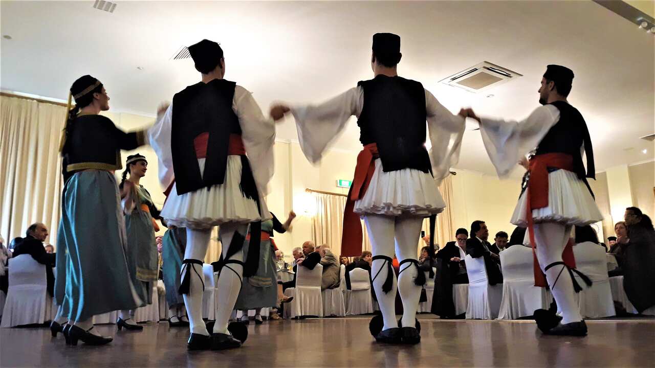 Το χορευτικό συγκρότημα "Μανασή" στην εκδήλωση της Ομοσπονδίας Συλλόγων Ηλικιωμένων Μελβούρνης για τα 200 χρόνια από την Ελληνική Επανάσταση. 