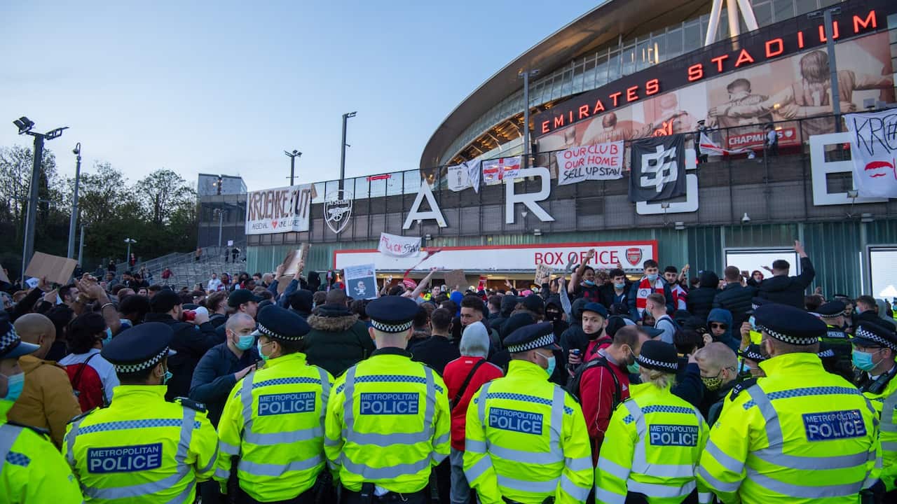La protesta dei tifosi dell'Arsenal contro la dirigenza del club londinese e contro la SuperLeague