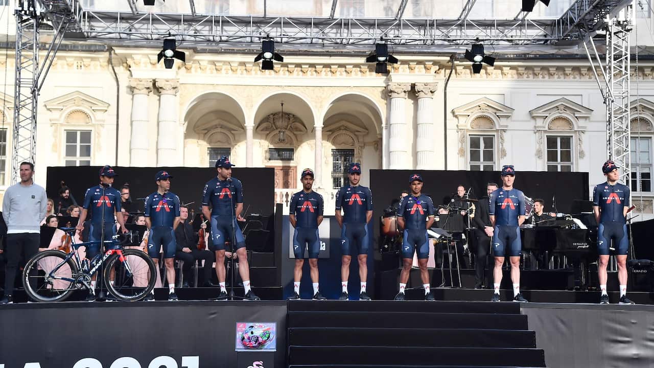 Il team Ineos, la squadra di uno dei favoriti per la conquista del Giro, il colombiano Egan Bernal