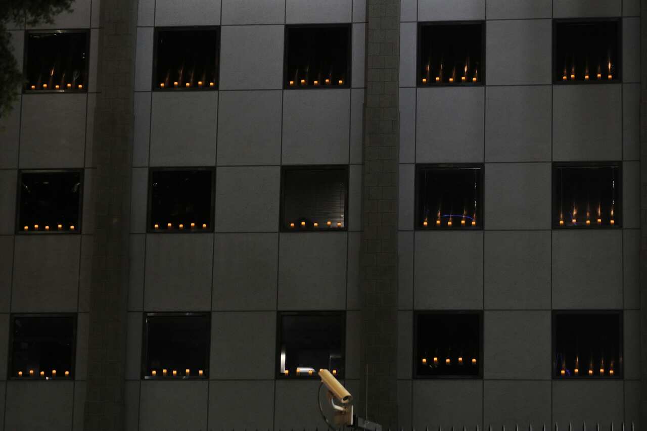 美國駐港領事館在辦公室窗邊擺放多支蠟燭悼念六四