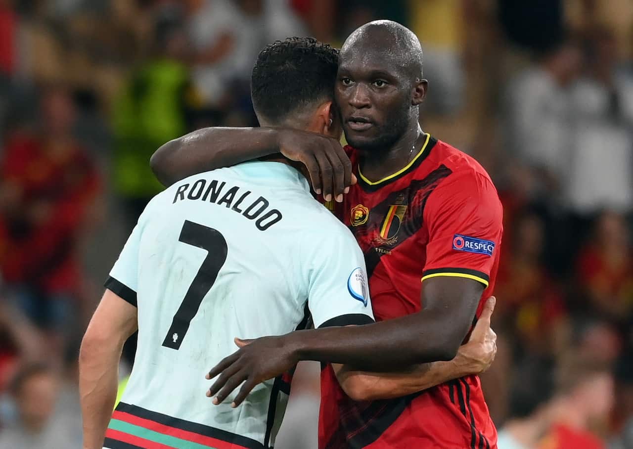 Romelu Lukaku abbraccia Cristiano Ronaldo al termine dell'ottavo di finale di Siviglia
