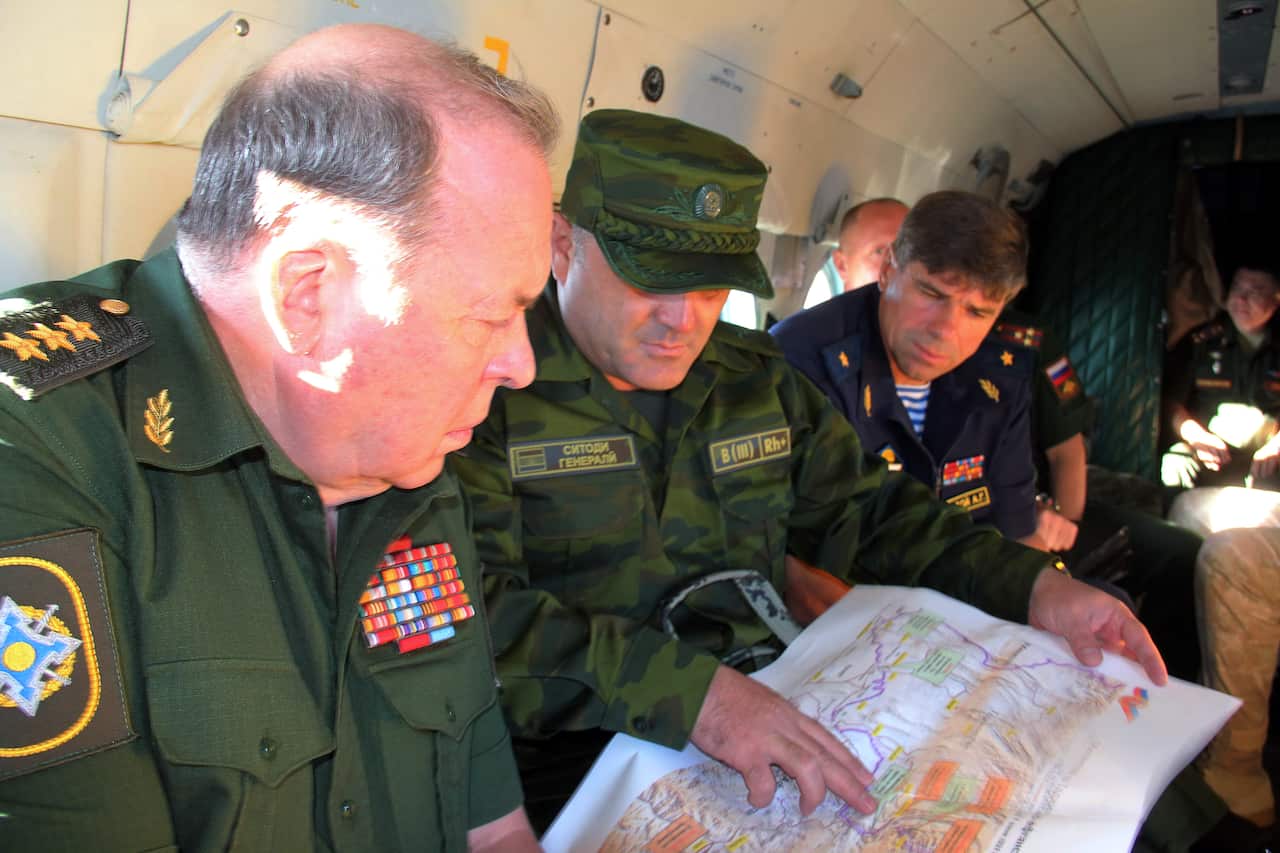 Militari russi studiano le mappe dei confini tra Tagikistan e Afghanistan