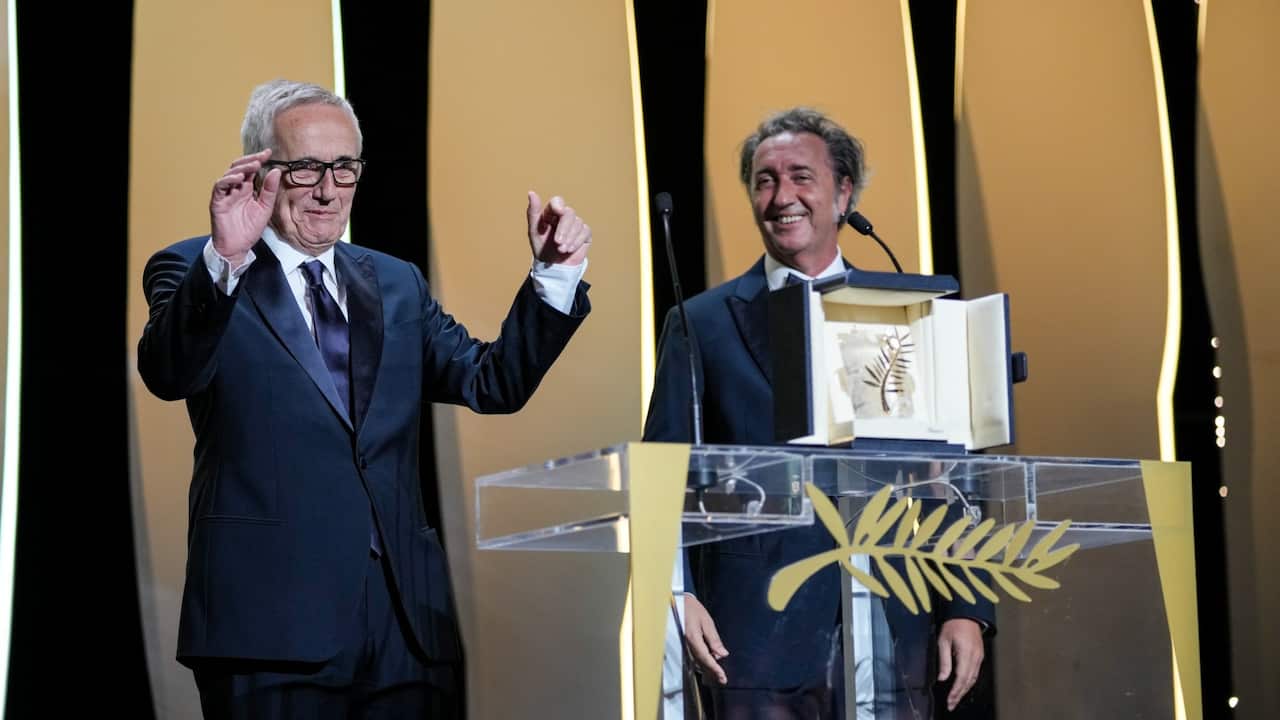 Marco Bellocchio riceve da Paolo Sorrentino la Palma d'oro alla carriera