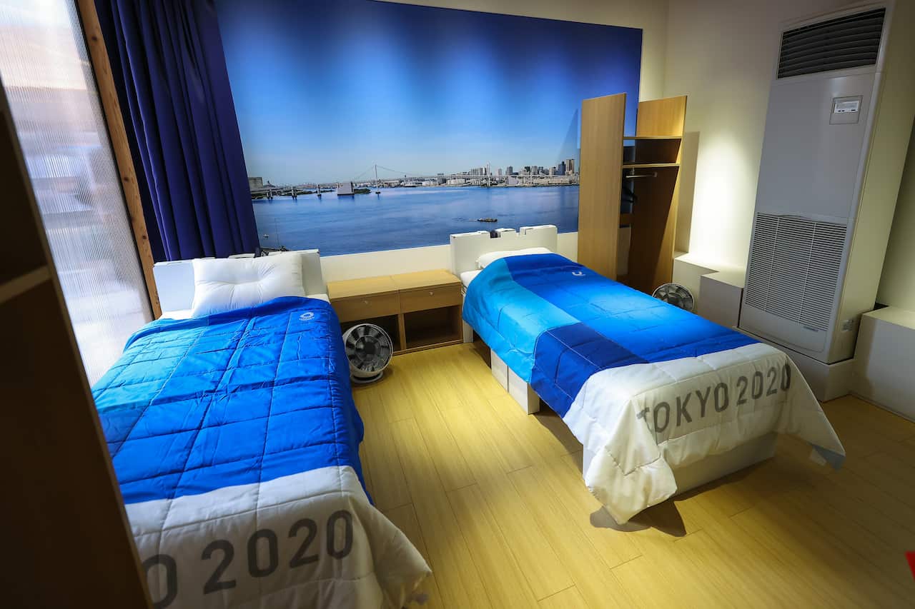 I famigerati letti di cartone riciclato nelle stanze del villaggio olimpico