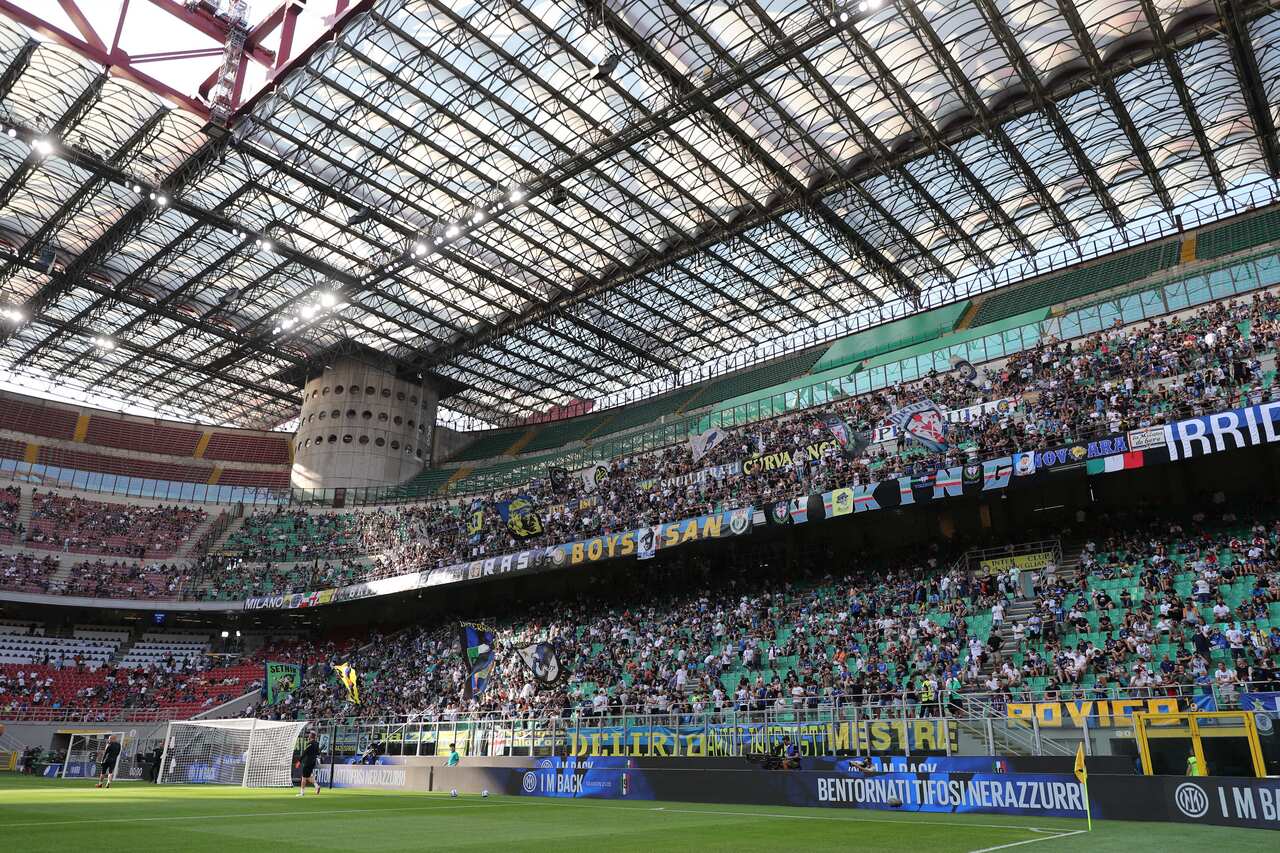I tifosi dell'Inter allo stadio Meazza prima dell'inizio della partita contro il Genoa.