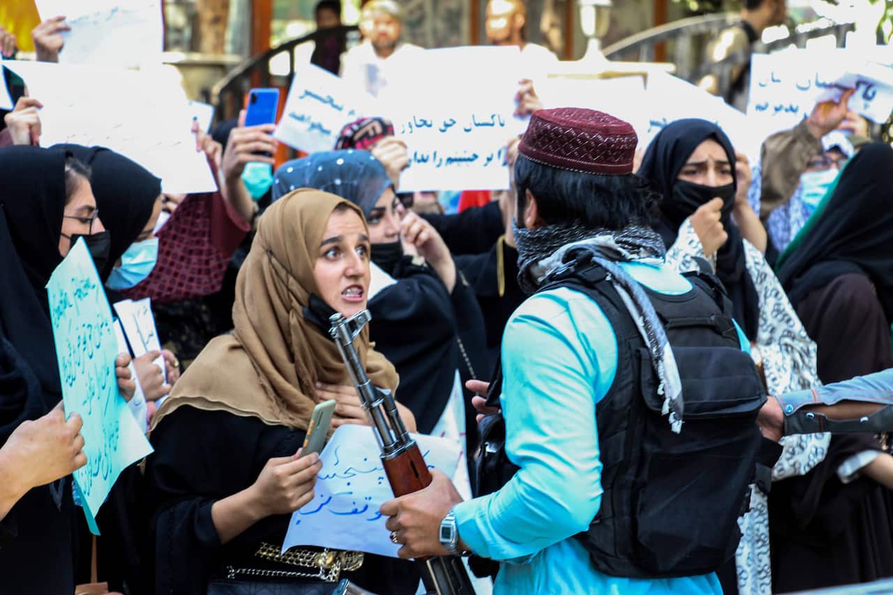 epaselect epa09452998 Afghans hold placards shouting anti-Pakistan slogans during a protest in Kabul, Afghanistan, 07 September 2021.The demonstrations began after Ahmad Massoud, leading the National Resistance Front of Afghanistan (NRFA), 07 September, c