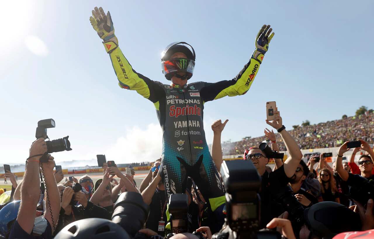 Valentino Rossi saluta i tifosi accosi domenica scorsa a Valencia per assistere al suo ultimo GP
