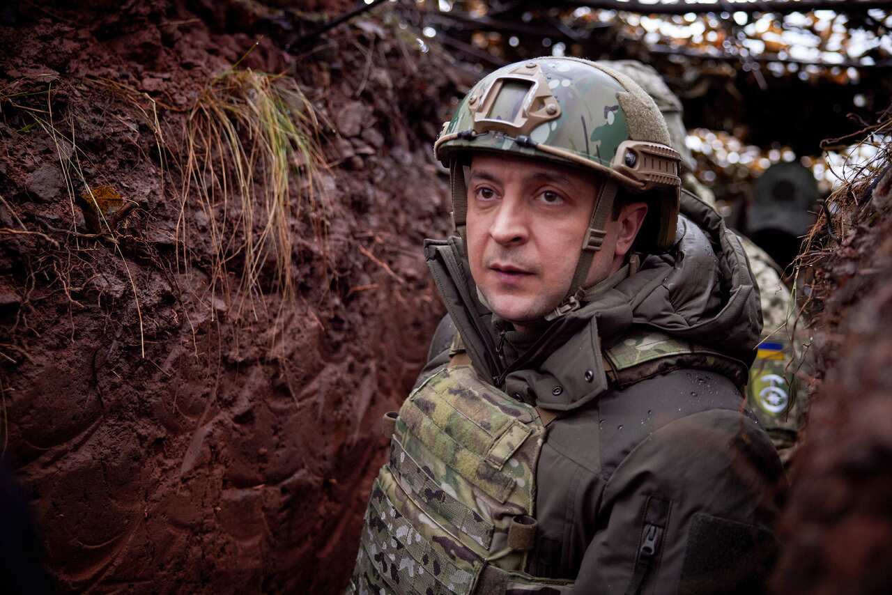 Il Presidente ucraino Volodymyr Zelensky visita una trincea al confine con la Russia