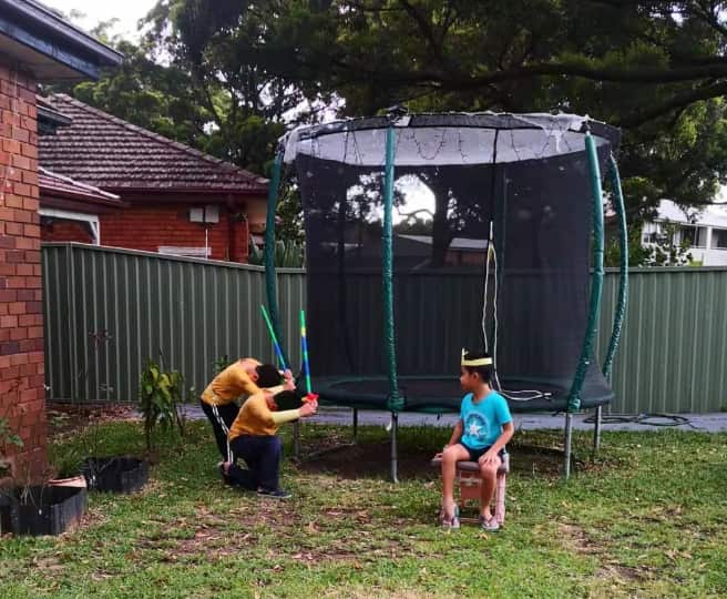 兄弟三人表演伍子胥和孙武拜见吴王。