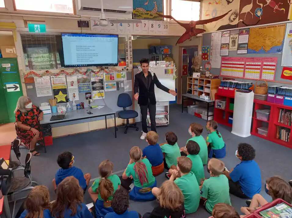 Isaiah Firebrace singing with Grade 3 class at Thornbury Primary School.