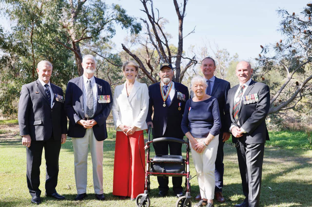 미카엘라 캐쉬 상원 의원과 참전 용사들