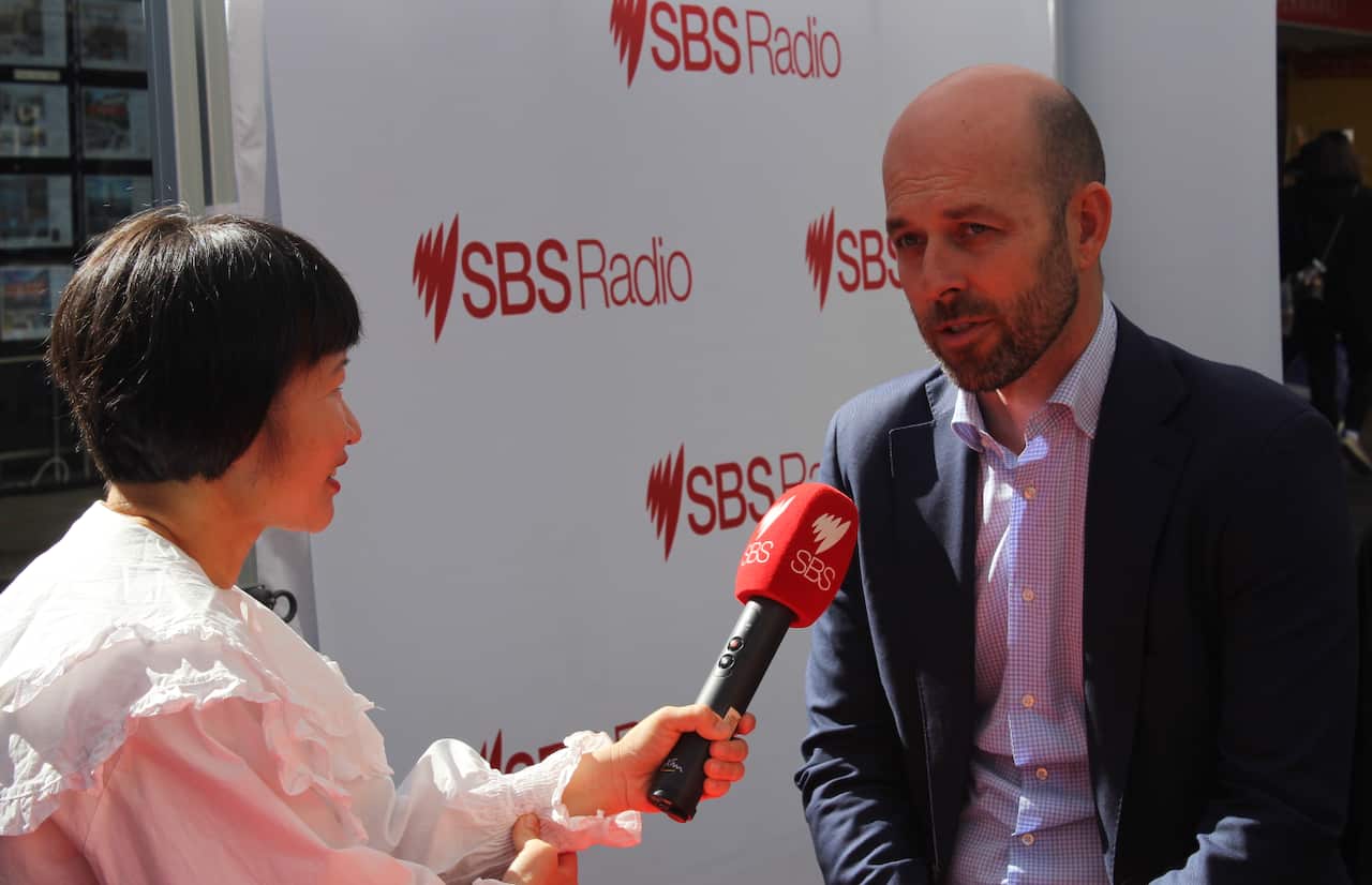 Bennelong选区自由党候选人西蒙·肯尼迪（Simon Kennedy）接受SBS普通话节目采访。