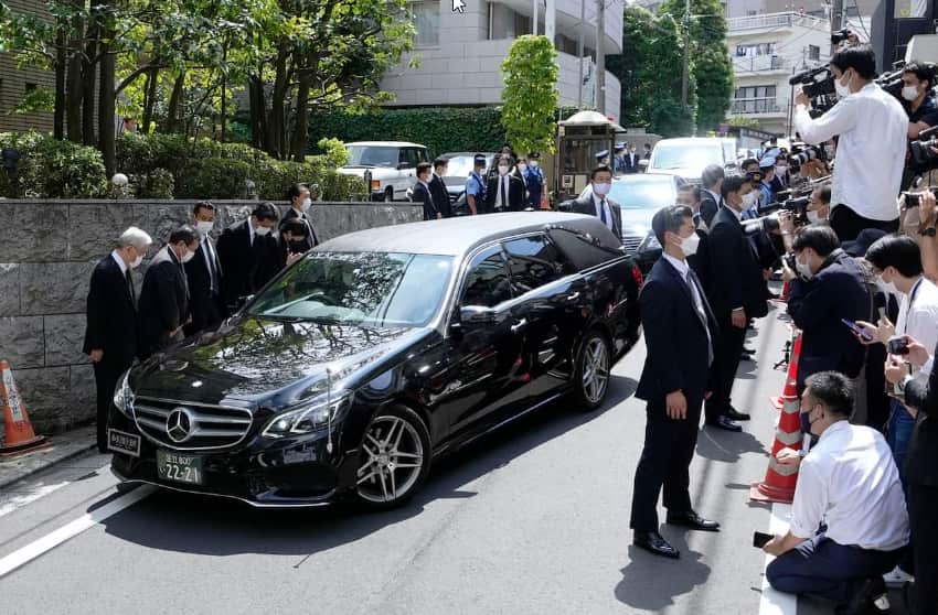 A motorcade carrying the body of Japan's former prime minister Shinzo Abe has arrived at his home in Tokyo.