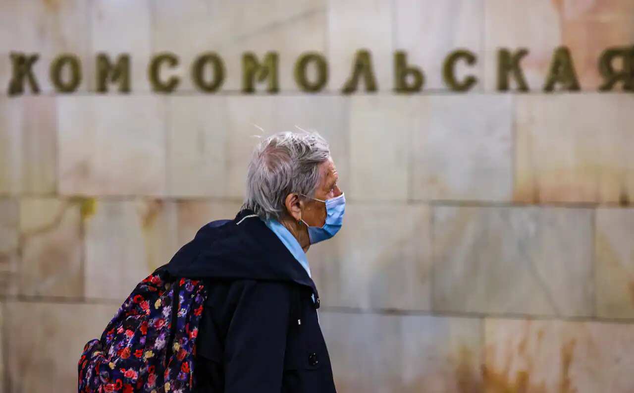 Moscow residents are advised to wear face masks in indoor public places and get booster shots as Moscow registers a rise in COVID-19 cases.