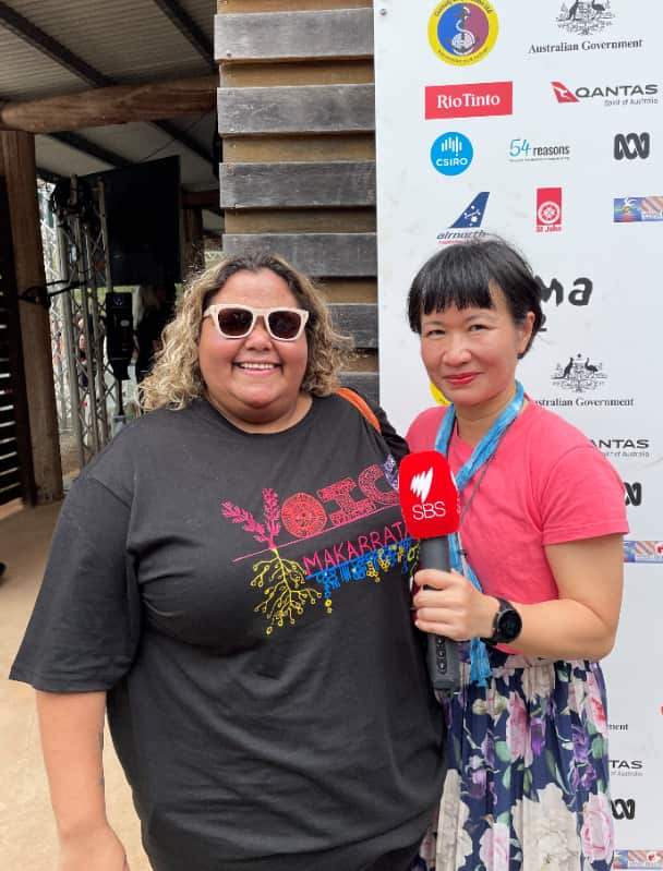 原住民艺术家莎莉·斯凯尔斯（Sally Scales）接受SBS普通话节目记者陈芸采访。