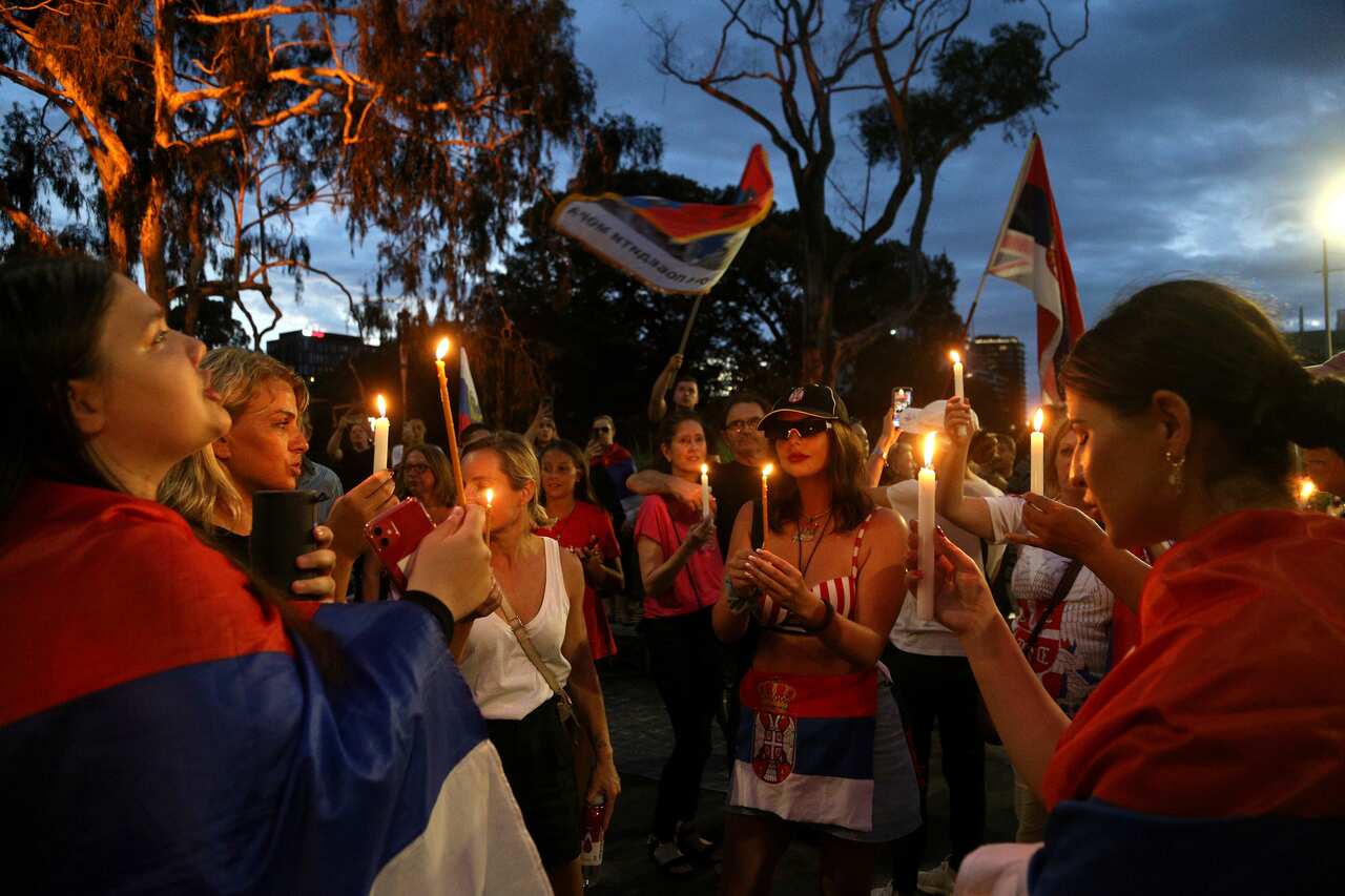 La manifestazione della comunità  serba di Melbourne davanti Park Hotel 