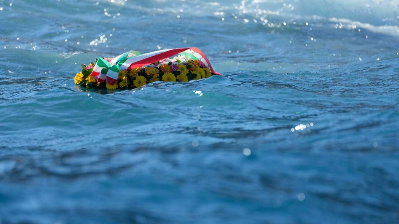 Una corona di fiori a memoria delle vittime della tragedia