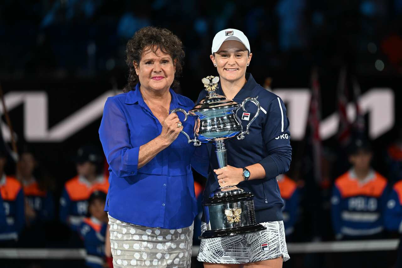 Ash Barty mostra il trofeo vinto agli Australian Open 2022 assieme all'altra icona di origine aborigena del tennis, Evonne Goolagong