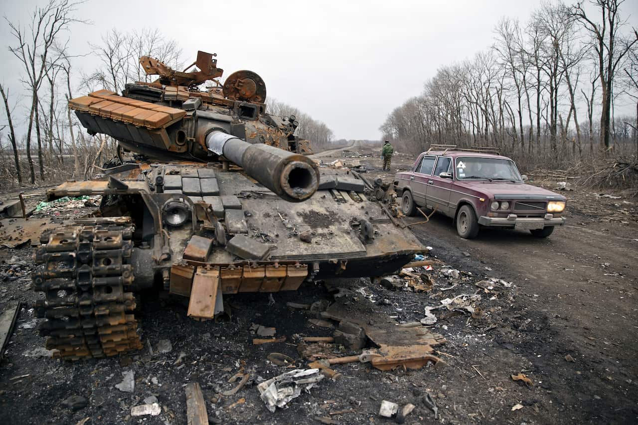 Un carro armato abbandonato nei pressi di Luhansk, nella regione dell'Ucraina ocrientale contesa tra Mosca e Kiev 