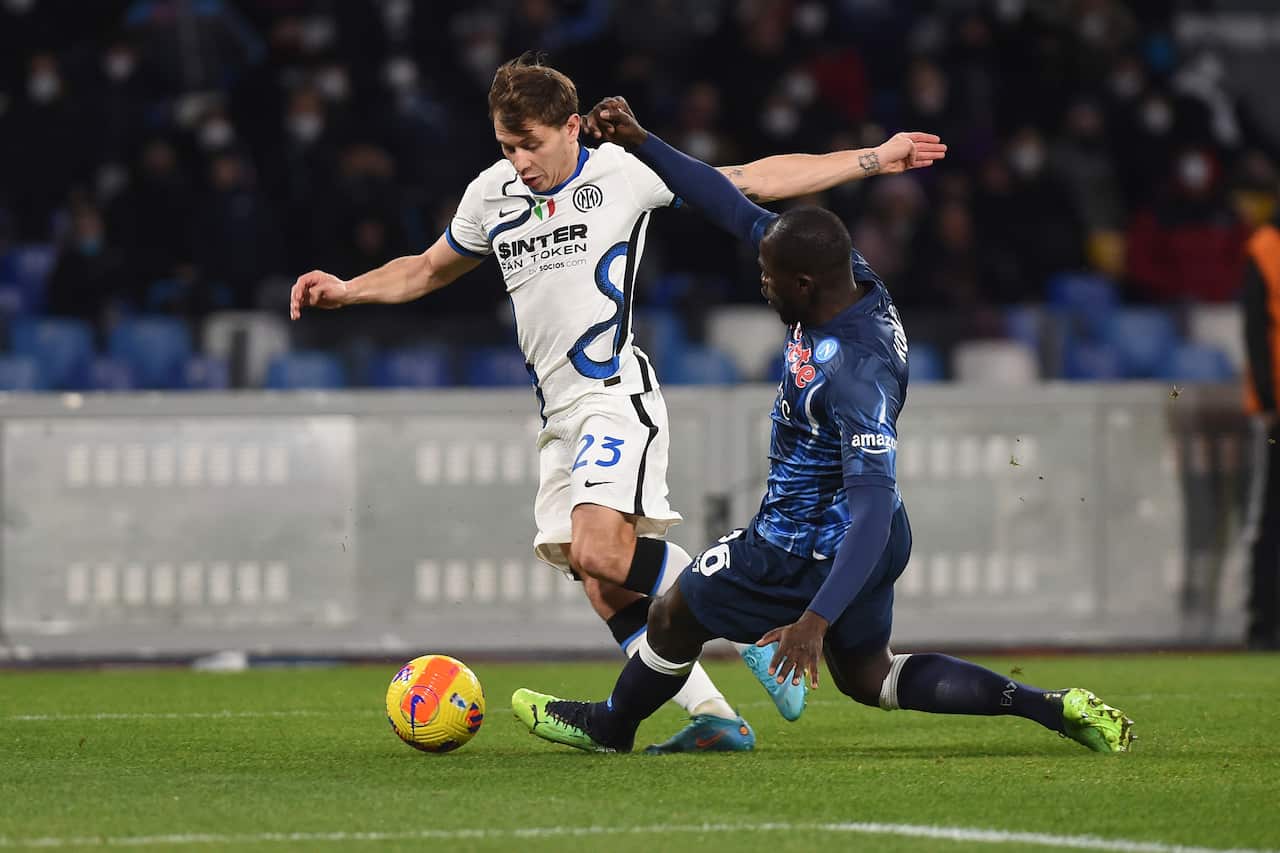 Un contrasto tra Barella e Koulibaly durante Napoli-Inter
