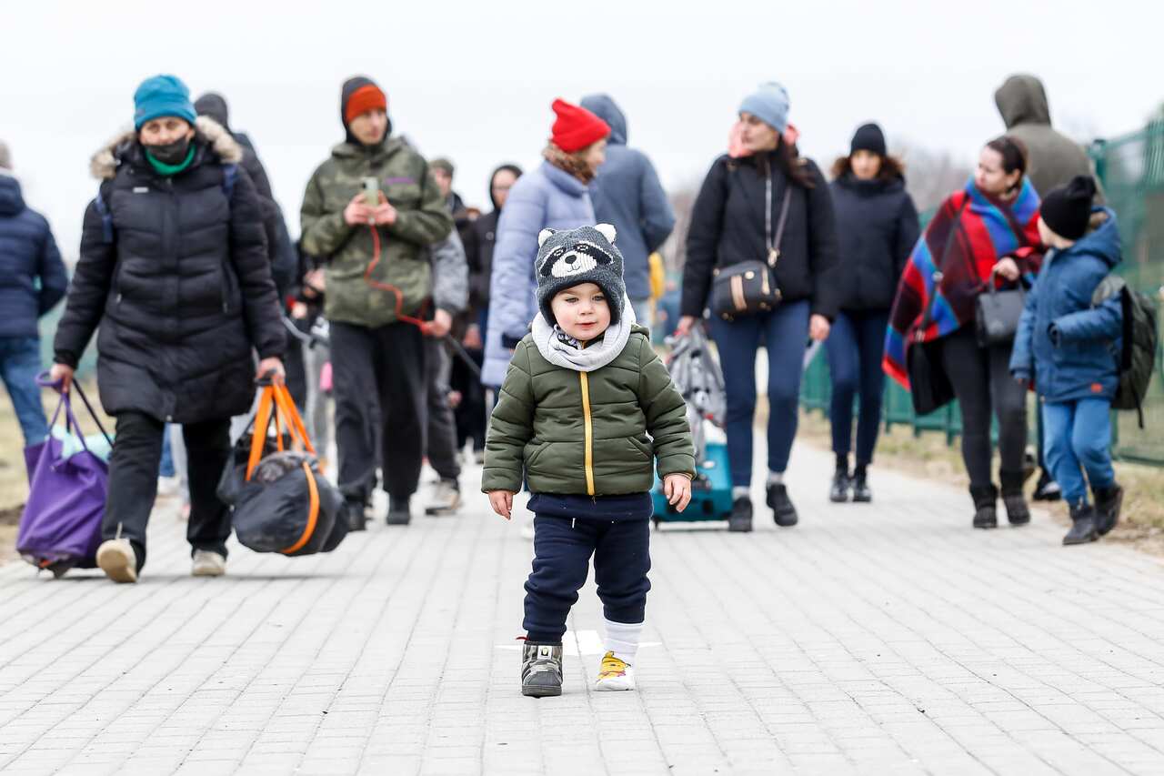 Una famiglia ucraina attraversa il confine con la Polonia