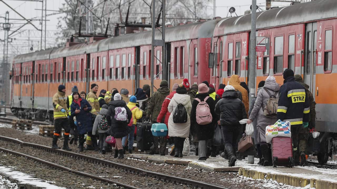 Refugiados ucranianos que entraram na Polónia, em Medyca, embarcaram nos comboios na estação ferroviária para chegar a outras cidades da Polónia.