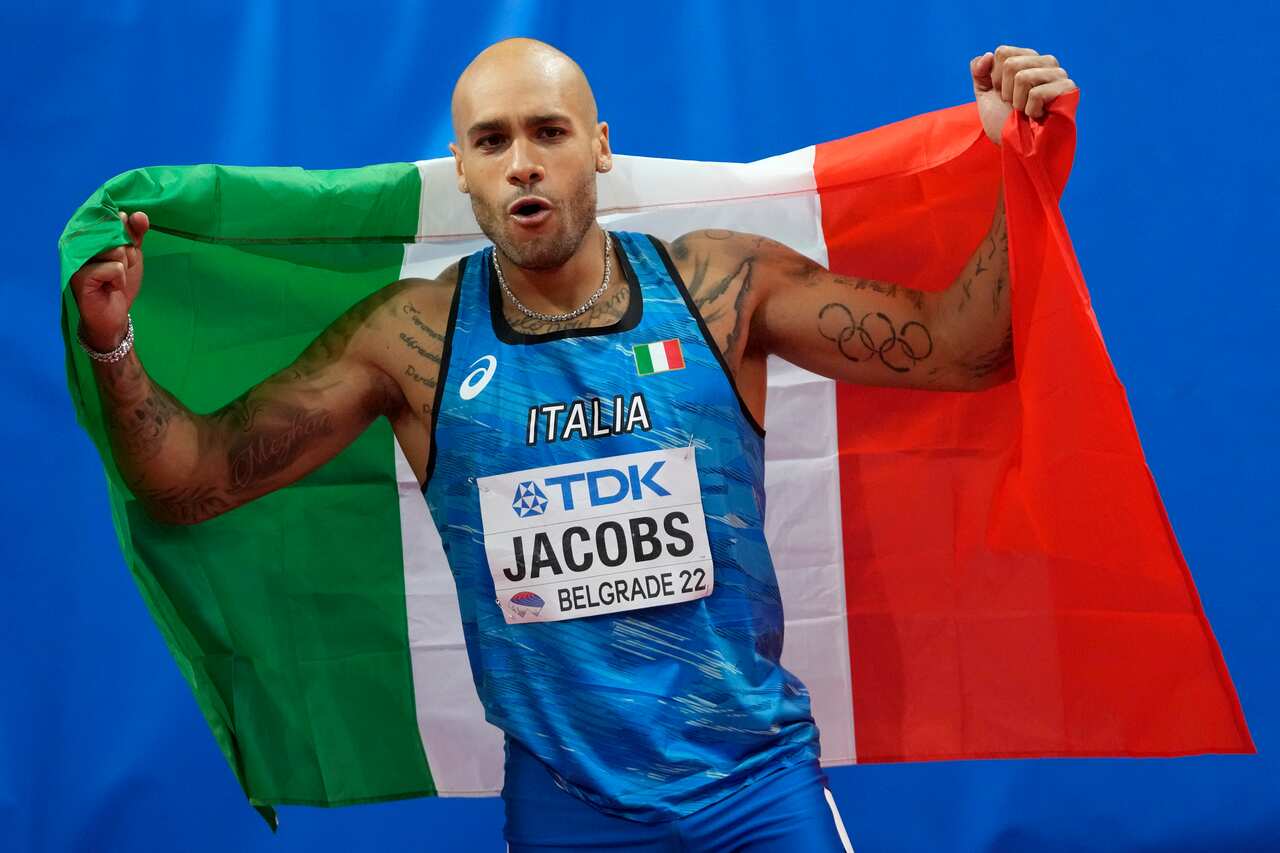 Marcell Jacobs mostra il tricolore dopo il successo nei Mondiali indoor di atletica