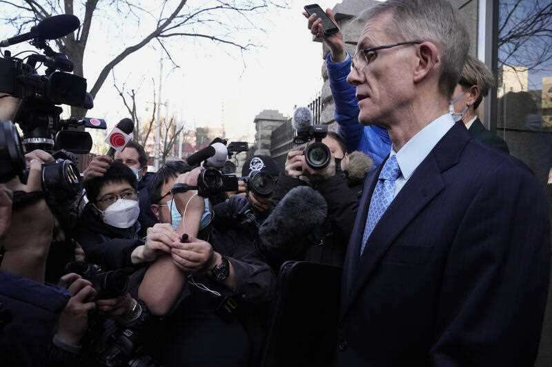 澳洲駐華大使傅關漢早上抵達法院外，但法院以案件涉及國家機密，不公開審理為由，拒絕他進入。