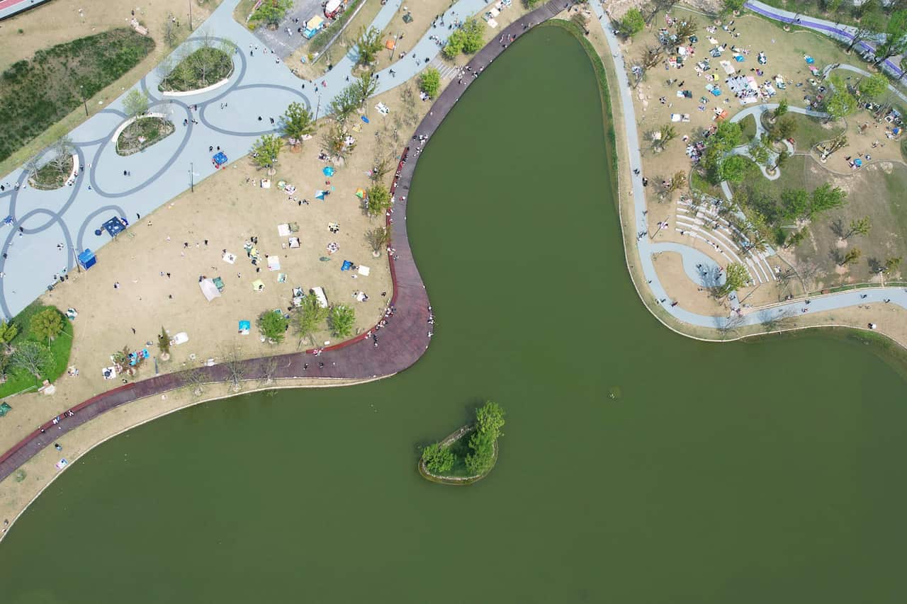 HANGZHOU, CHINA - APRIL 5, 2022 - Tourists enjoy themselves at the Grand Canal Asian Games Park in Hangzhou, east China's Zhejiang Province, April 5, 2022. (Photo by Costfoto/Sipa USA)