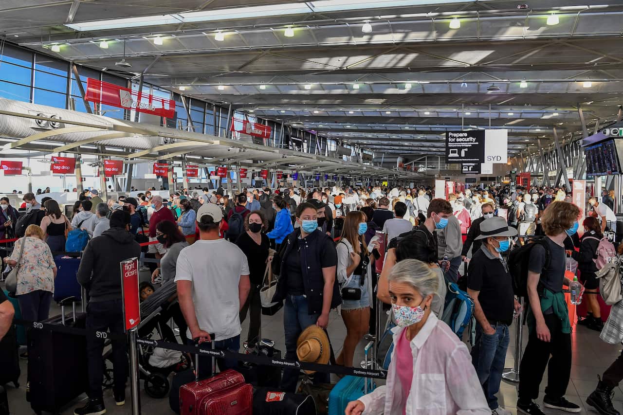 Viajar parece não ser tarefa fácil, principalmente para os que desejam passar, finalmente, o primeiro Natal pós-pandemia com a família, no país de origem.