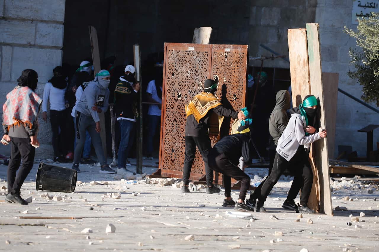 epaselect epa09890994 Palestinians clash with Israeli police inside Al-Aqsa Mosque compound after Israeli police entered the compound before dawn as thousands of Muslims were gathered to perform prayers during the holy month of Ramadan, Jerusalem, 15 Apri