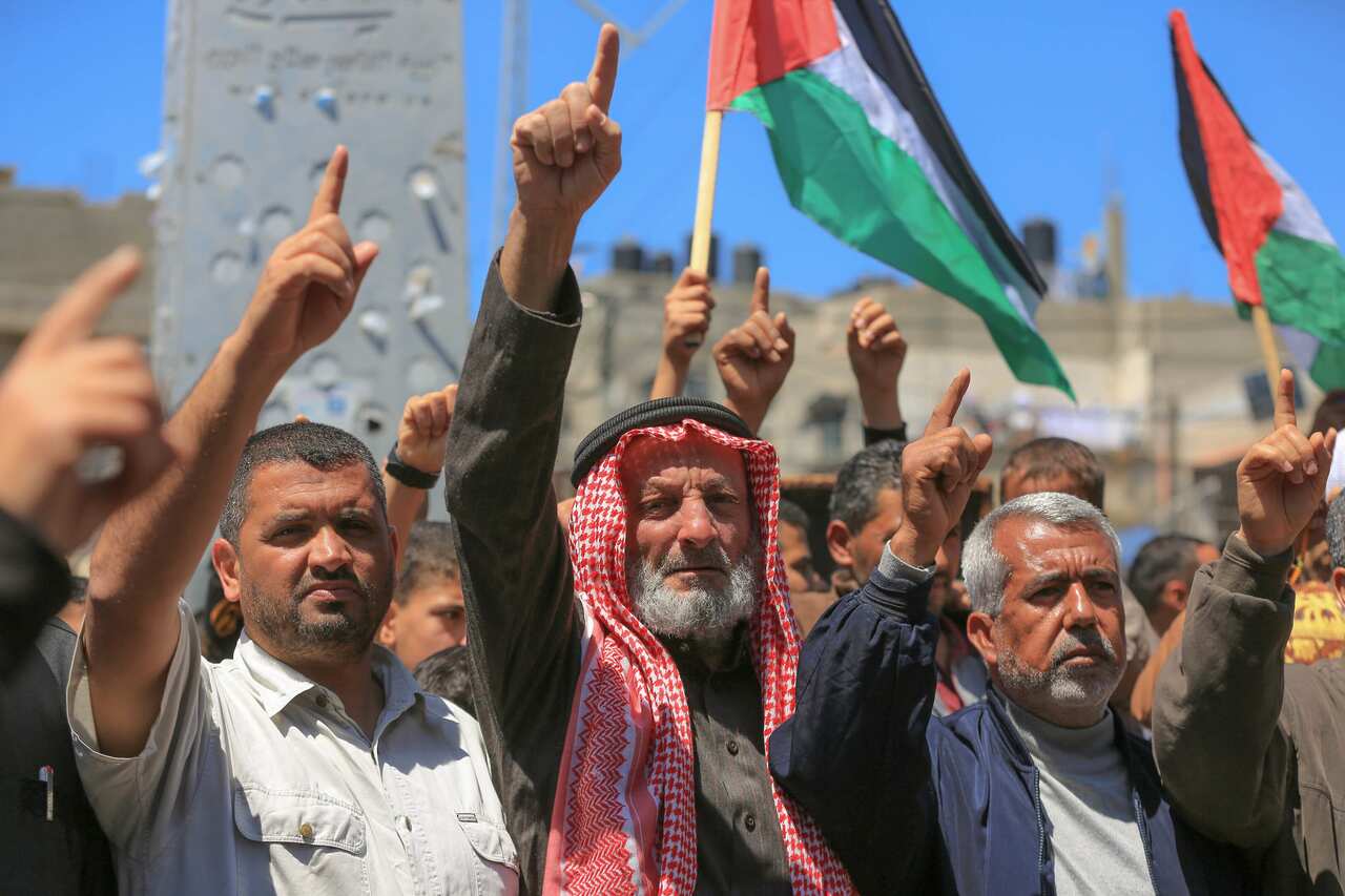 Un gruppo di palestinesi in piazza per solidarietà nei confronti dei musulmani feriti in seguito agli scontri sulla spianata delle moschee