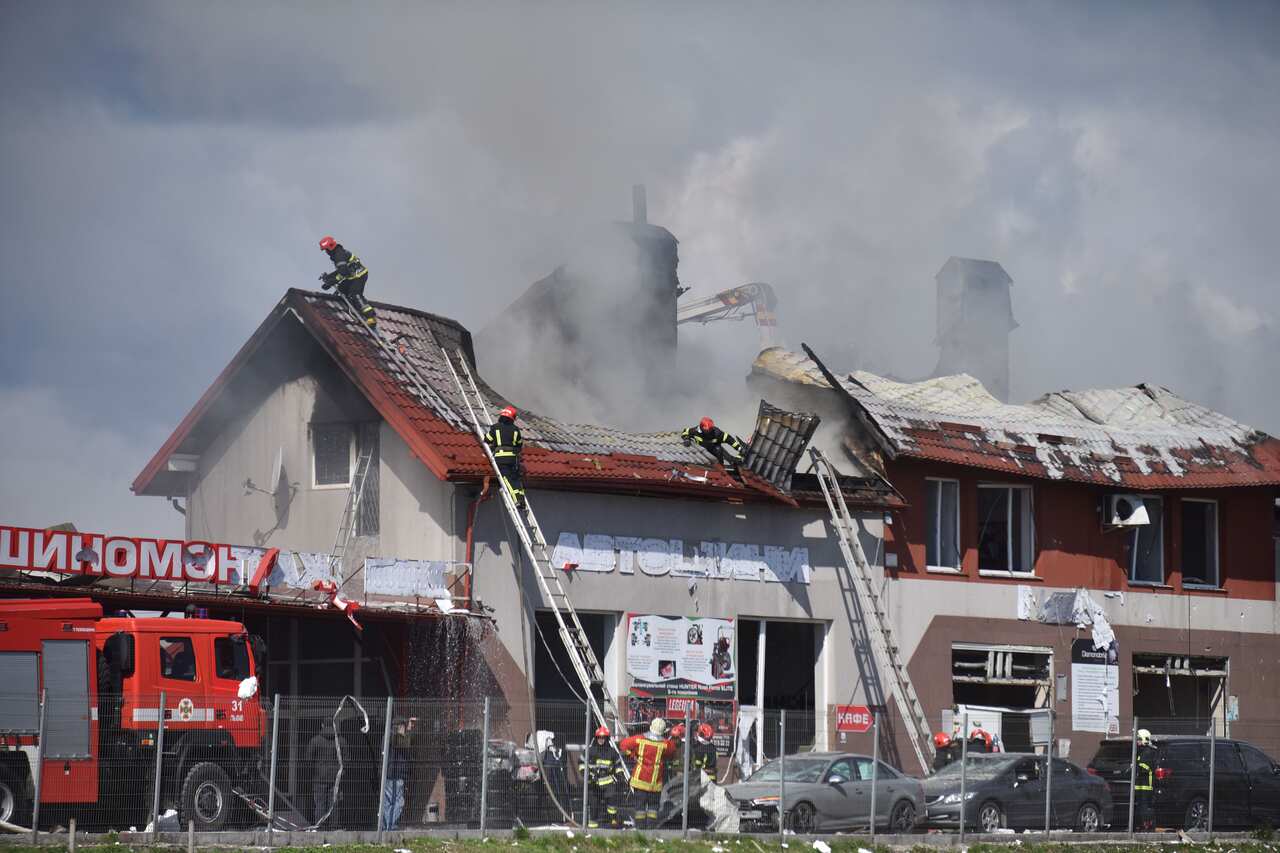 Bombeiros apagaram um incêndio num posto de gasolina após o bombardeio desta manhã em Lviv, Ucrânia, por mísseis russos.