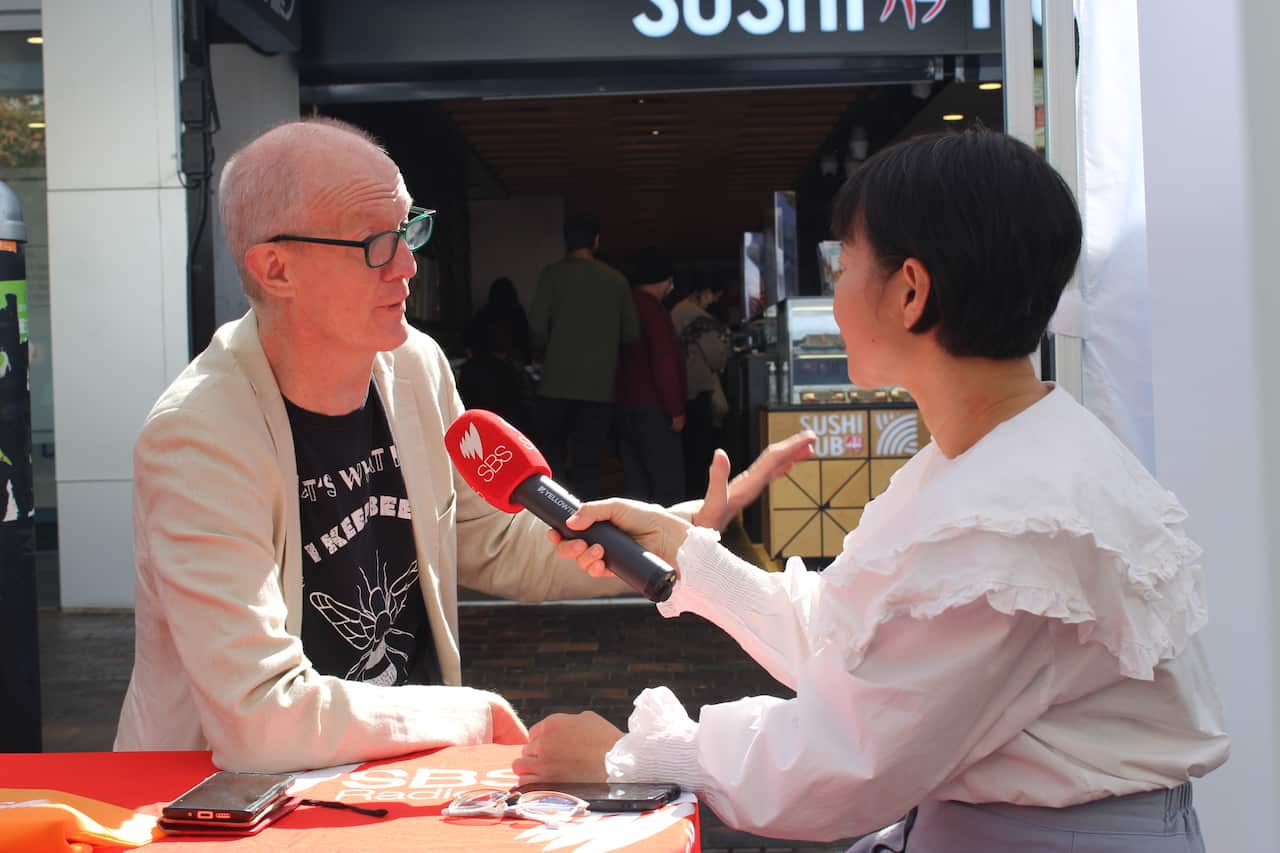 Bennelong选区绿党候选人托尼·亚当斯（Tony Adams）接受SBS普通话节目采访。