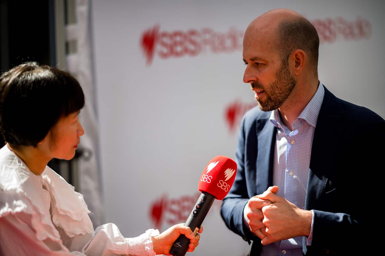 Bennelong选区自由党候选人西蒙·肯尼迪(Simon Kennedy)接受SBS普通话节目采访。