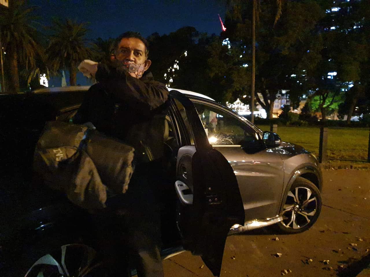 除了派發食品包外，Sanjay的車內亦長期帶備一些睡袋，以便隨時贈予有需要的露宿者。