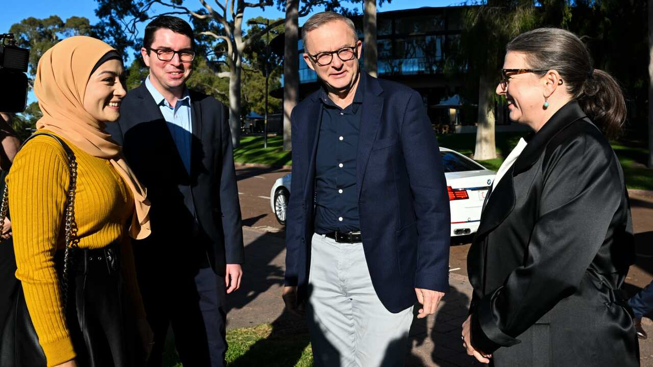 نخست‌وزیر آنتونی البنیزی در حال صحبت با فاطمه پیمان در جریان مبارزات انتخاباتی در پرت