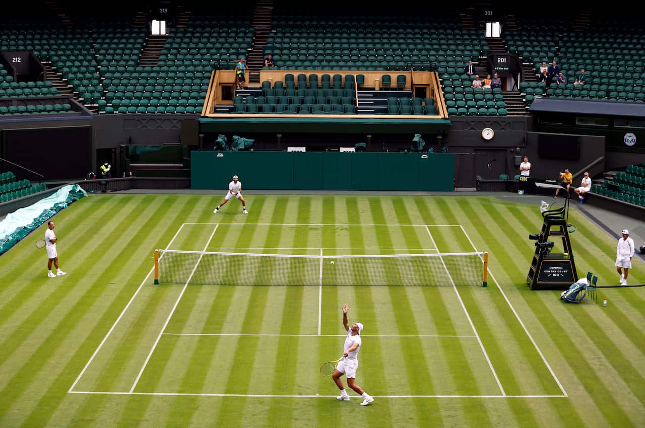 Matteo Berrettini e Rafa Nadal si sono allenati sul campo centrale di Wimbledon, dove potrebbero ritrovarsi contro in semifinale