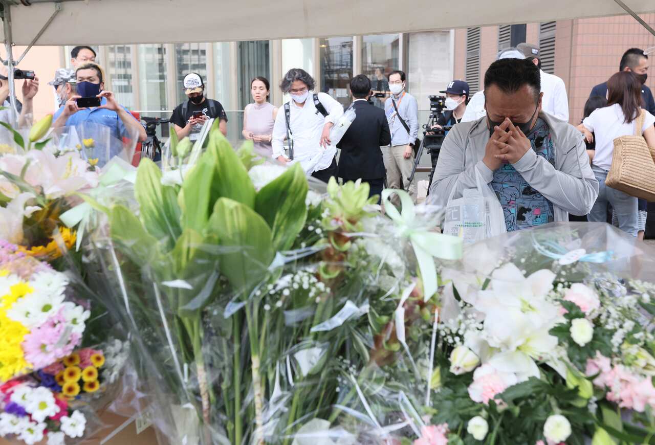 日本民眾紛紛到事發現場獻祭悼念。