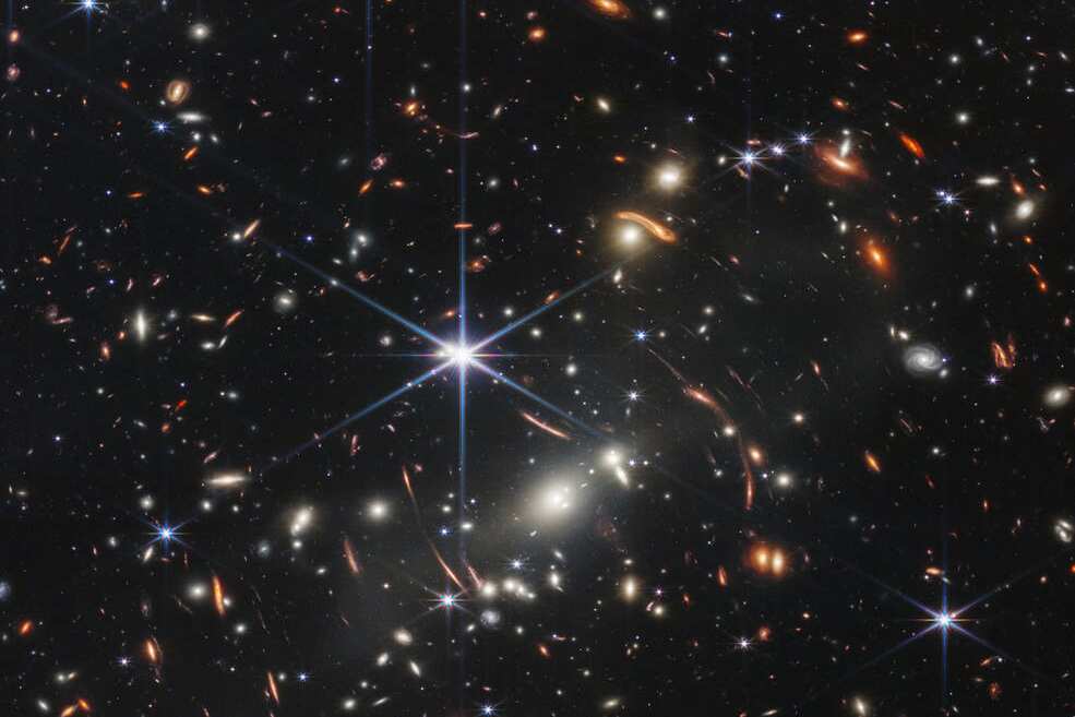 Esta imagen, proporcionada por la NASA el lunes 11 de julio de 2022, muestra el cúmulo de galaxias SMACS 0723, captadas por el telescopio espacial James Webb.