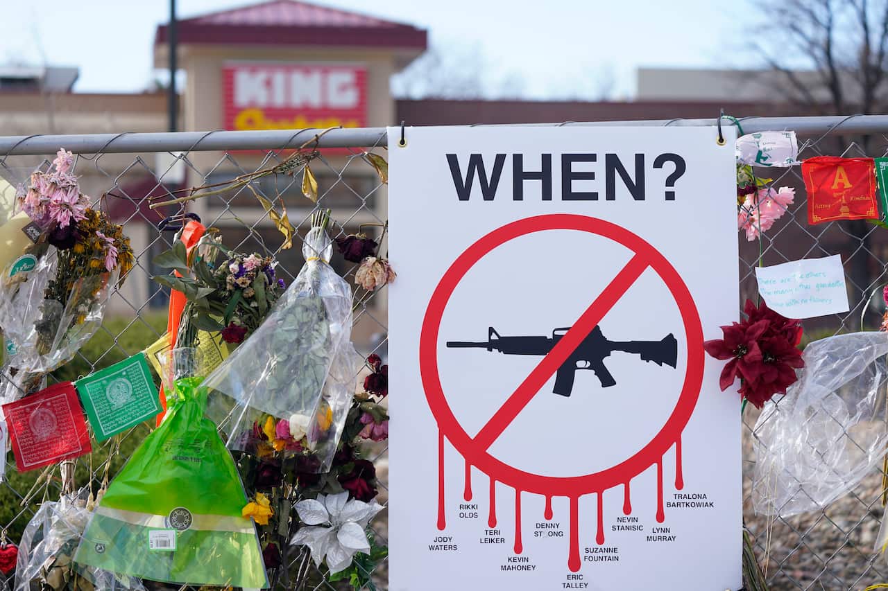 Tributo alle dieci vittime della strage del supermercato di Boulder, in Colorado, del 2021 