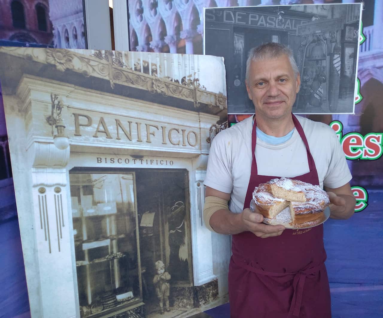 Sabino Pascale di fronte a della insegne storiche della sua pasticceria di famiglia
