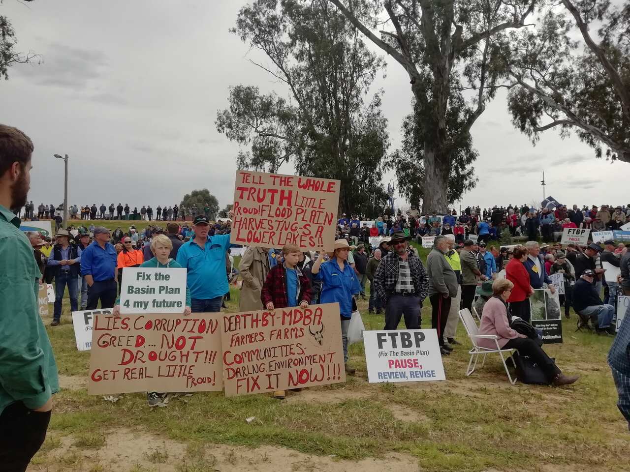 Thousands of farmers have come together in country NSW to rally the Murray Darling Basin Management Plan.