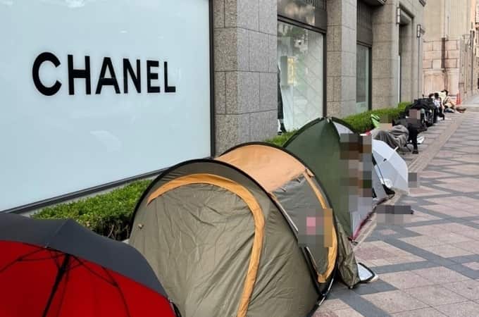 신세계백화점 본점 앞에 샤넬 매장을 찾은 이들이 대기하고 있다.